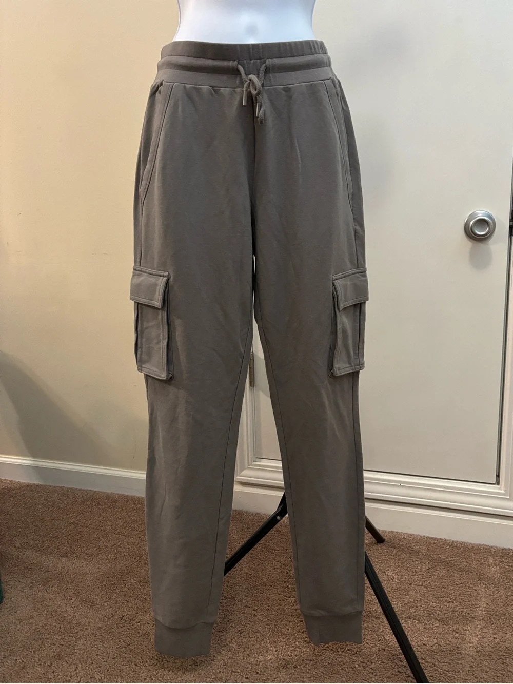 ALO Yoga Women's Cargo Joggers in Taupe Gray size Small